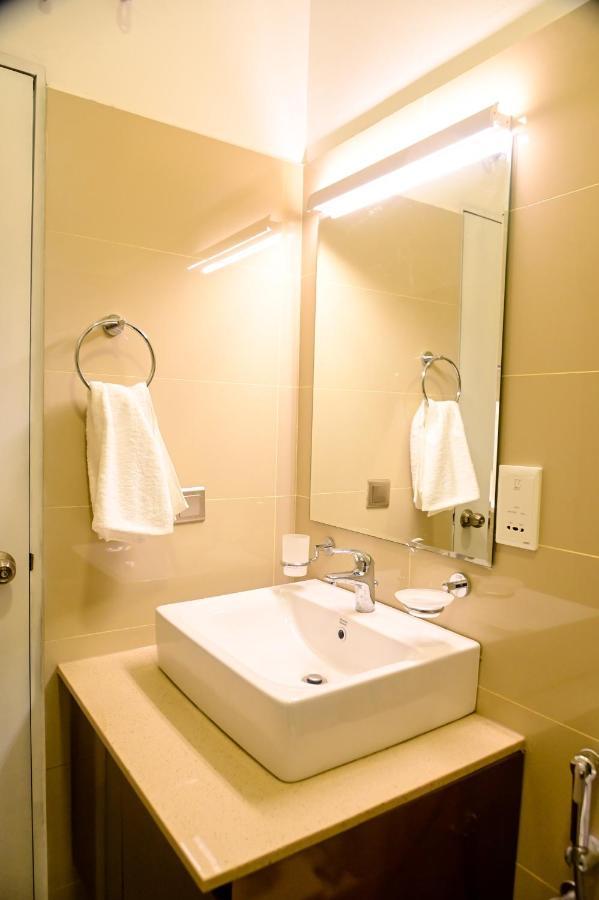 Ocean Breeze - Udaya Luxury Apartments Negombo Eksteriør billede