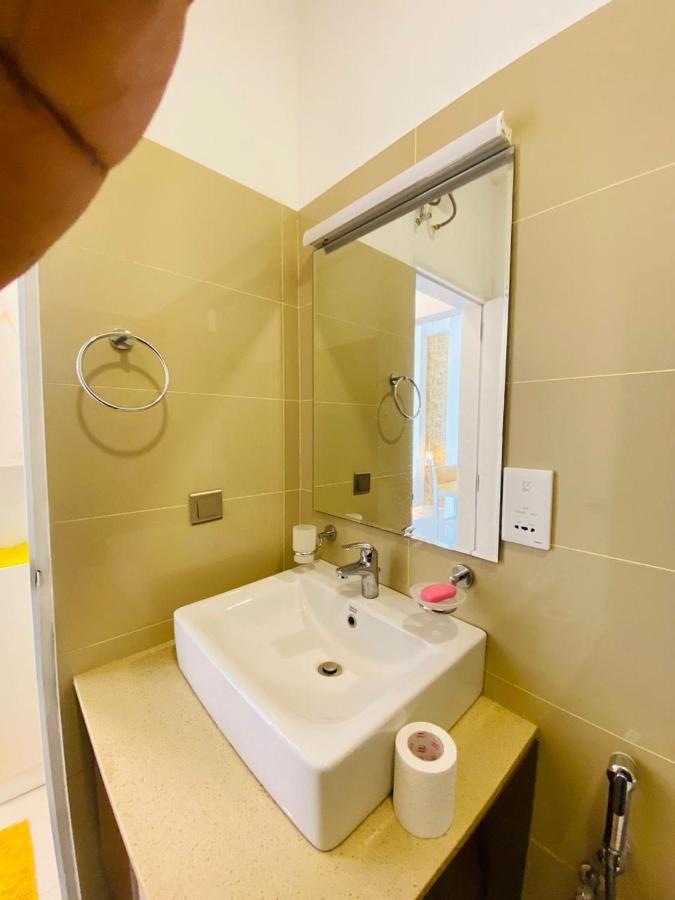 Ocean Breeze - Udaya Luxury Apartments Negombo Eksteriør billede